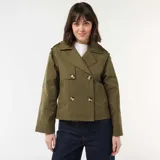 Trench corto de color verde militar, con diseño de doble botonadura, solapas anchas y trabillas en los hombros. Presenta un corte estructurado y mangas largas.