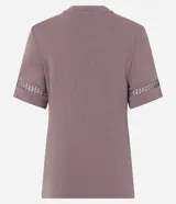 Blusa de viscosa color marrón topo, con cuello redondo y mangas cortas. Presenta aplicaciones de encaje tipo entremedios en las mangas y en la zona de los hombros.