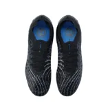 Championes de fútbol Under Armour Magnetico Pro 5 FG con diseño de patrón geométrico pixelado en blanco y negro. Presentan el logo de la marca en el lateral y suela con tapones para césped natural.