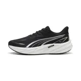 Championes de running Puma Velocity Nitro 5, color negro con entresuela blanca y detalles plateados.