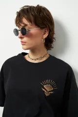 Remerón unisex verde militar de manga corta y cuello redondo, con pequeño estampado lateral en el frente y otro grande en la espalda.