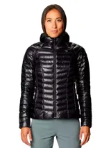 Campera puffer negra ultraligera para mujer, con capucha y cierre frontal. Confeccionada con tejido exterior reciclado y aislamiento de plumón de origen responsable con certificación RDS.