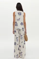 Musculosa de lino y viscosa, color crudo con estampado azul de barcos, libélulas, higos y hojas. Presenta escote redondo.