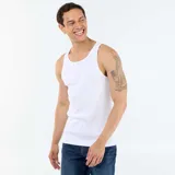 Musculosa lisa de color blanco, confeccionada en tejido de punto acanalado, con cuello redondo y diseño ajustado.