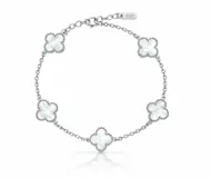 Pulsera de acero con cadena de eslabones y cinco dijes en forma de trébol con incrustaciones de nácar blanco.