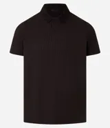 Polo de manga corta color marrón oscuro, de corte ajustado y cuello polo con cierre de botones. Presenta una textura acanalada vertical.