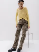 Sweater de punto color amarillo, con cuello redondo y mangas largas. Corte regular y textura suave.
