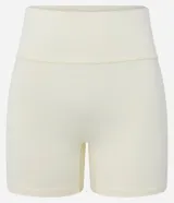 Bermuda deportiva de tiro alto, confeccionada en microfibra lisa de color amarillo claro. Presenta un diseño ajustado tipo biker, ideal para actividades físicas de alto rendimiento.