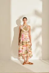 Vestido midi sin mangas de lino, con diseño estampado tipo paisaje en tonos rosado, verde militar y beige, corte recto y falda con volados en la parte inferior.