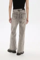 Pantalón de jean azul oscuro, de corte ancho y tiro alto.