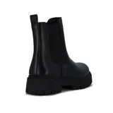 Botín Chelsea de cuero sintético negro con elásticos laterales, suela track y tirador trasero.