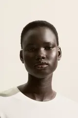 Remera de manga francesa, color blanco hueso, con cuello redondo y tejido de punto elástico suave.