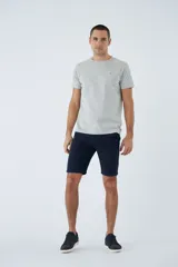 Bermuda tipo chino de corte recto, confeccionada en una mezcla de lino y algodón. Presenta bolsillos laterales, cierre de cremallera y botón, además de pasacintos y un pequeño logo bordado en la parte superior.