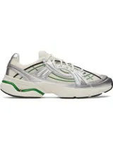 Championes deportivos de diseño retro-futurista, con base de malla color crema y superposiciones de cuero sintético metalizado plateado. Presenta detalles lineales en color verde y una entresuela robusta de EVA en tono crema con acentos verdes en el talón.