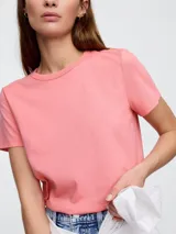 Remera de algodón de corte clásico, con cuello redondo y mangas cortas, en color verde menta.