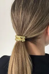 Colita para el pelo dorada con diseño metálico texturizado de doble banda.