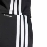 Pantalón de entrenamiento Adidas Tiro 26 Essentials para mujer, color negro con las clásicas tres tiras blancas en los laterales y el logo de la marca bordado en la pierna. Cuenta con cintura elástica y diseño cómodo ideal para la actividad física.
