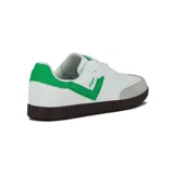 Championes urbanos Pony modelo Moma, de color blanco con detalles en verde y suela de goma marrón. Presentan puntera de gamuza gris y el logo de la marca en el lateral.