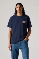 Remera azul marino de corte clásico con cuello redondo y manga corta. Estampado pequeño en el pecho con el logo de Levi's en color naranja y blanco.