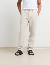 Pantalón de vestir verde de corte recto.