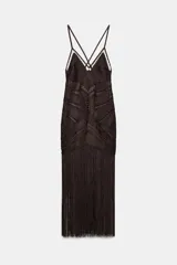 Vestido largo marrón de la ZW Collection de Zara, confeccionado con tejido de punto calado y diseño geométrico. Presenta escote en V, tirantes finos cruzados en la espalda y falda terminada en flecos largos.
