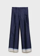 Pantalon de corte recto y diseño fluido con acabado satinado. Presenta un estampado de rayas verticales con detalles de franjas horizontales en el ruedo, cierre frontal con botón y cremallera, pinzas en la cintura y bolsillos laterales.
