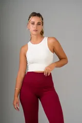 Top blanco de tejido de punto acanalado, corte cropped y cuello redondo.