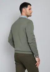 Sweater de punto trenzado color azul marino, con cuello redondo y mangas largas.