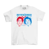Remera blanca de algodón con estampado gráfico frontal que presenta los retratos de dos hombres, con corazones y elementos de hockey sobre hielo, junto a la inscripción 'Boyfriends'.