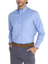 Camisa de manga larga Rockford en color celeste, con cuello abotonado, bolsillo frontal con logo bordado y puños con doble botón. Confeccionada con tecnología repelente a líquidos y acabado de fácil cuidado.