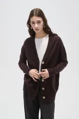 Saco cárdigan de viscosa color marrón, con cuello en V, cierre frontal de botones y diseño holgado de manga larga.