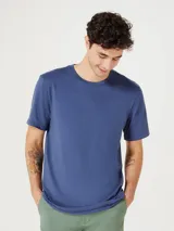 Camiseta básica de manga corta y cuello redondo, color rojo oscuro.