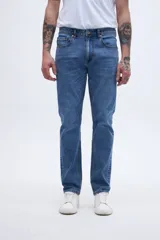 Jean de calce slim fit, color azul medio, con bolsillos delanteros y traseros.