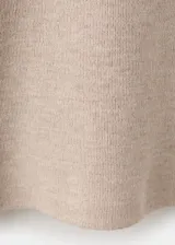 Jersey de punto color tostado, con escote en V pronunciado, mangas largas y diseño holgado.