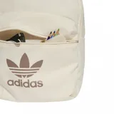 Mochila Adidas Adicolor color beige claro, con bolsillo frontal con cierre, asa de mano superior y el logo del trifolio con la inscripción "adidas" estampado en marrón en la parte inferior.