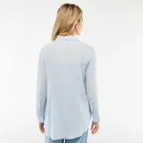 Camisa de corte holgado con diseño de rayas verticales en tonos azul y blanco, cuello clásico y cierre frontal con botones.