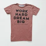 Remera color bordó con estampa frontal en letras negras con la frase "Work Hard Dream Big" y la marca "Duxon Clothes".