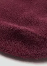 Gorro de punto de cashmira color bordó, de diseño clásico con vuelta.