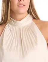 Blusa de satén color negro con diseño plisado, cuello alto tipo halter y corte sin mangas.
