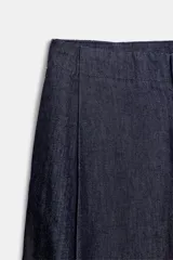 Jeans de tiro alto de la colección ZW de Zara, en color azul oscuro, con bolsillos delanteros, raya planchada en el delantero y cierre con cremallera y gancho metálico.
