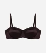 Soutien strapless color marrón oscuro, confeccionado en microfibra con detalles de encaje en el borde superior de las copas. Posee aros, copas estructuradas y breteles finos removibles.