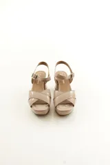 Sandalias de taco alto ancho con plataforma, color plateado metalizado, con tiras cruzadas en el empeine y tira al tobillo con hebilla ajustable.
