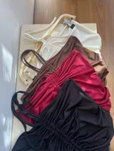 Top negro con jareta regulable que se ata al cuello.