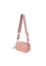 Bandolera Terrano modelo Yakarta de cuerina color rosado, con textura símil cocodrilo en la parte frontal y doble compartimento con cierre. Incluye correa ajustable de tela con inscripciones de la marca.