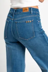 Pantalón de jean de tiro medio, color celeste, corte flared y wide leg.