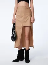 Falda midi color beige, de corte asimétrico con abertura lateral y cierre lateral invisible.