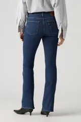 Jeans de corte bootcut con tiro alto, confeccionados en denim de lavado oscuro. Presentan un diseño clásico de cinco bolsillos, cierre de cremallera y botón metálico.