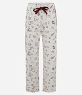 Pijama de dos piezas estilo americano, confeccionada en viscolycra. La blusa presenta cuello solapa, cierre frontal con botones y manga corta. El pantalón cuenta con cintura elástica y cordón ajustable. Ambas prendas poseen un estampado de mini íconos en tonos oscuros sobre base clara.