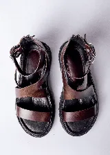 Sandalias negras con textura símil piel de cocodrilo, con plataforma track y tiras anchas con hebillas metálicas ajustables.