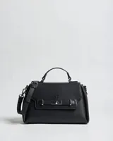 Cartera chica XL Extra Large de símil cuero negro con textura granulada, asa superior y correa bandolera regulable y desmontable. Cuenta con solapa frontal con logo grabado, detalle de tira con cierre giratorio metálico plateado y herrajes a tono.